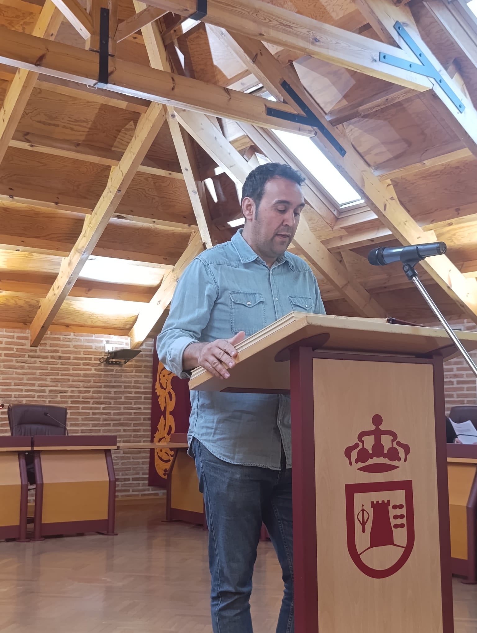 Fernando prometiendo sobre la Constitución 1