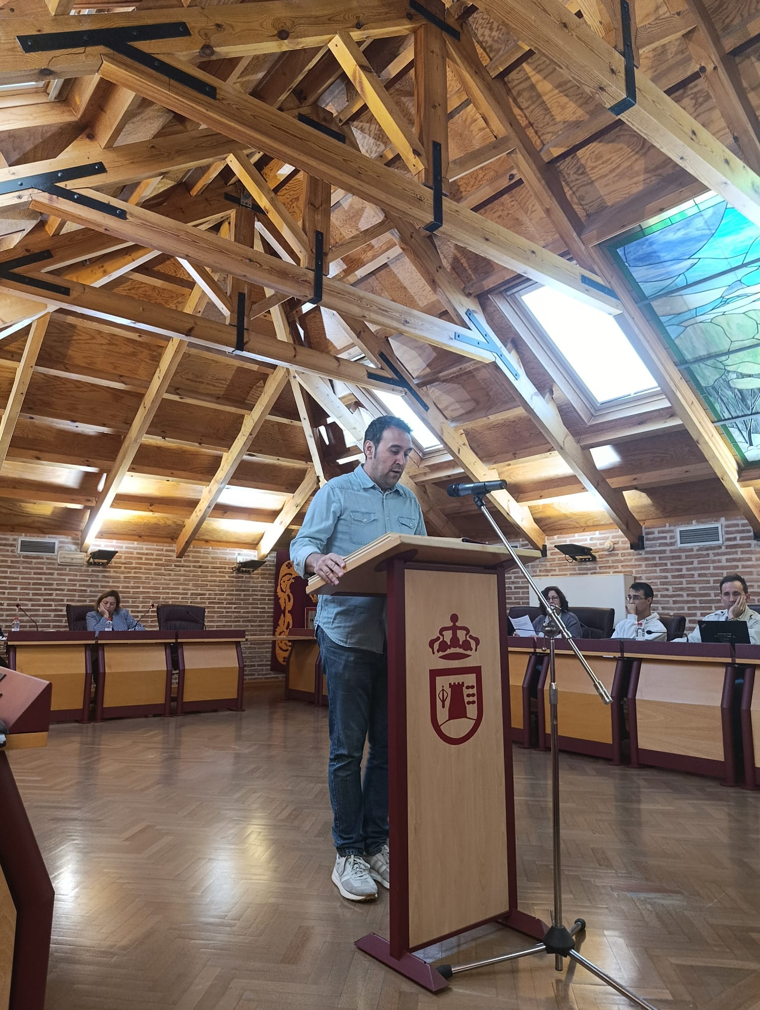 Fernando prometiendo su nombramiento como Concejal sobre la Constitución 1