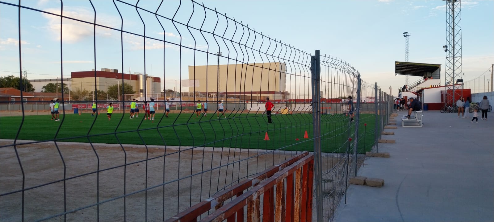 🔴 CAMPO DE FÚTBOL “MARTÍN JUANES”: OBRAS SIN CONTROL, RIESGOS SIN RESPUESTA